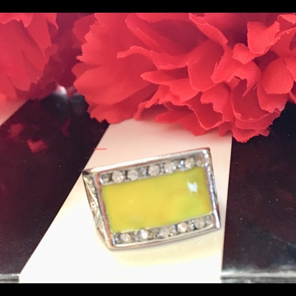 🔥BEAUTIFUL Yellow Statement Ring🔥
NWT🏷
SZ 5 1/2 - Picture 7 of 10